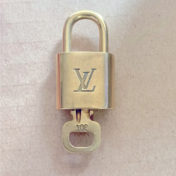 Louis Vuitton Lock and Key 304 - Picture 1 of 3